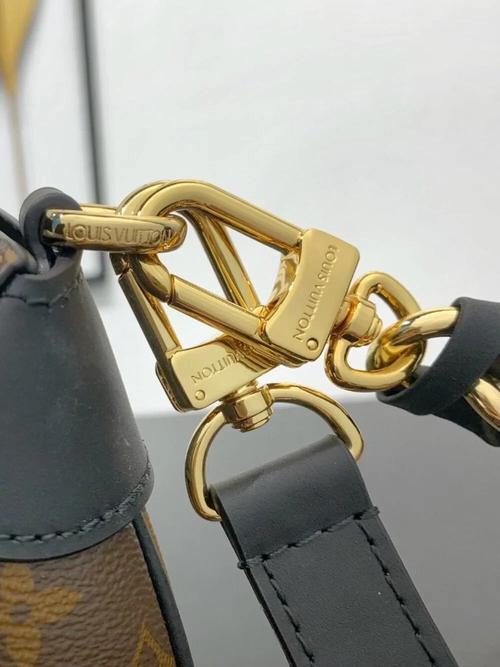 Louis Vuitton. dimensions 29